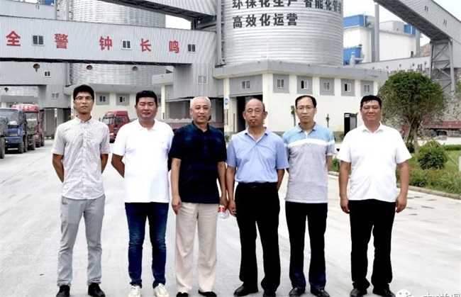 原總與昌祥建材董事長(左三)、鴻達水泥總經(jīng)理(右三)、星原水泥生產(chǎn)技術(shù)部部長(右二)合影